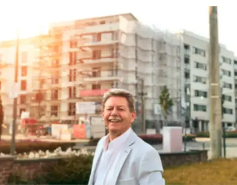Giovanni Cappello vor einer Neubau-Wohnanlage