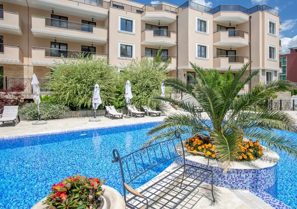 Millenium Apartments — Pool mit Sonnenterrasse