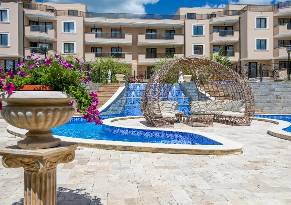 Millenium Apartments — Poolbereich am Abend